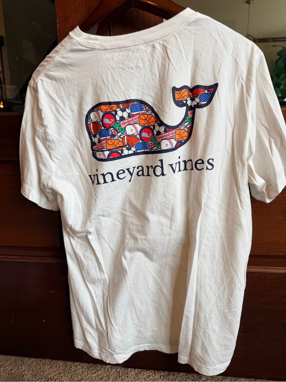 vineyard vines Men’s White Pocket T-Shirt with Whale Logo-sports - Picture 2 of 3